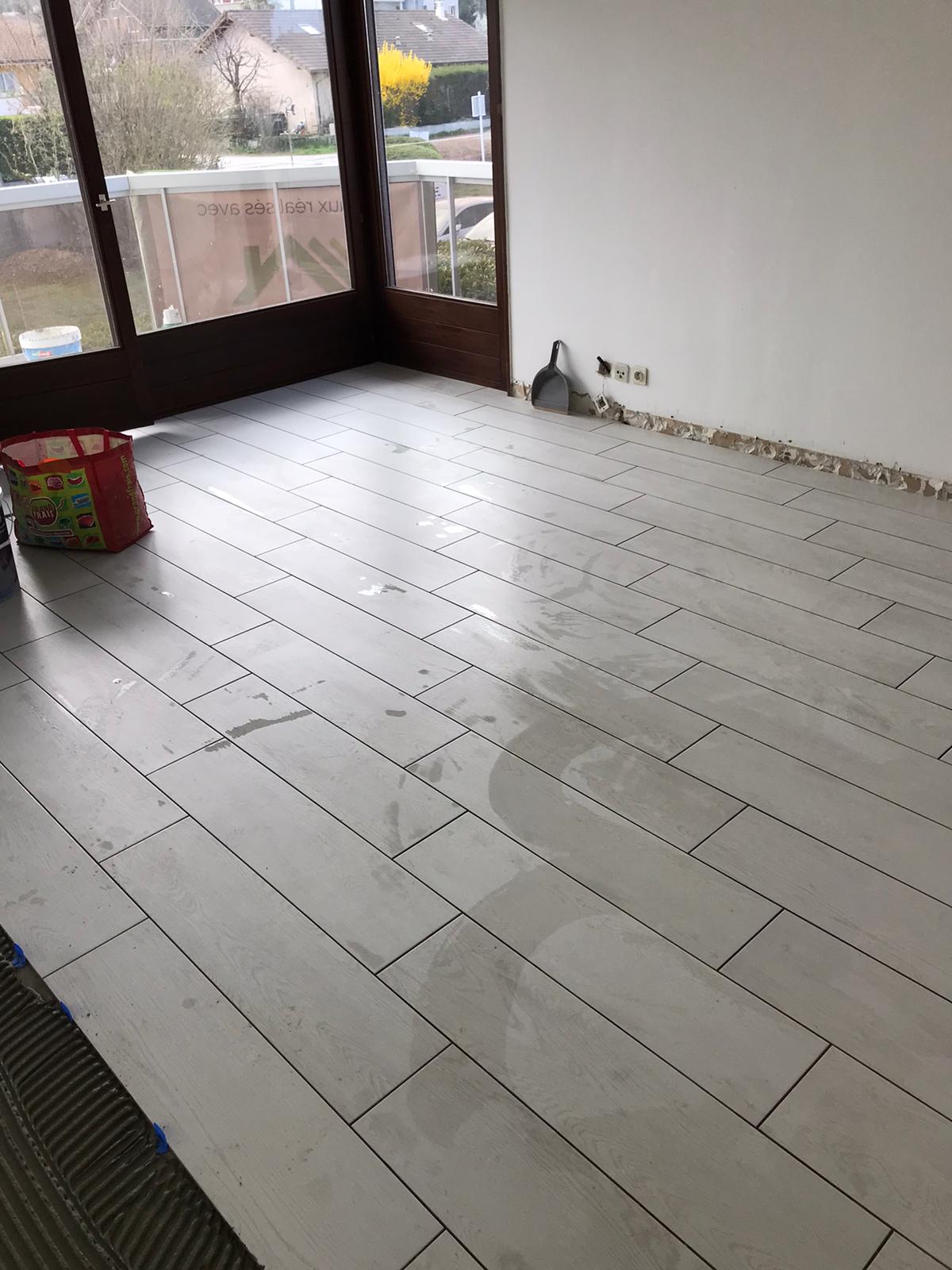 Rénovation sol carrelage imitation parquet à Douvaine