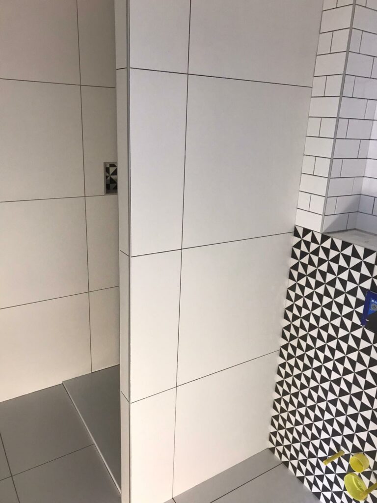 Pose de carrelage dans une salle de bain à Thonon-les-Bains