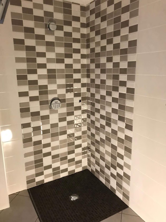 Salle de bain rénovée avec carrelage à Bons-en-Chablais