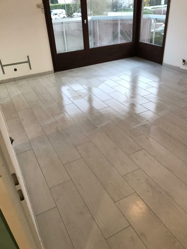 Rénovation sol carrelage imitation parquet à Douvaine