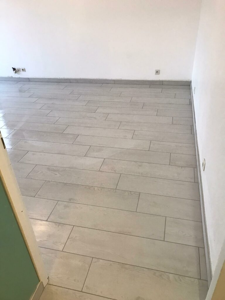 Rénovation sol carrelage imitation parquet à Douvaine