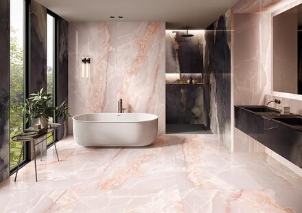 Carrelage effet marbre rose dans une salle de bains à Douvaine