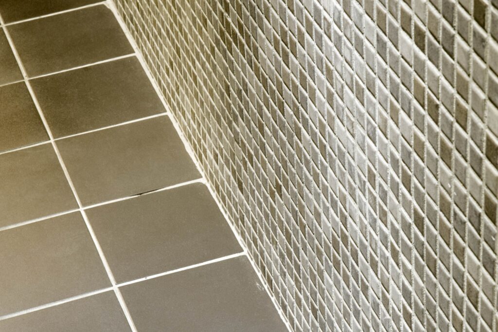 Carrelage mosaïque dans une douche à Évian