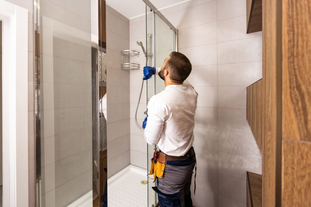 Artisans en rénovation d'une salle de bains