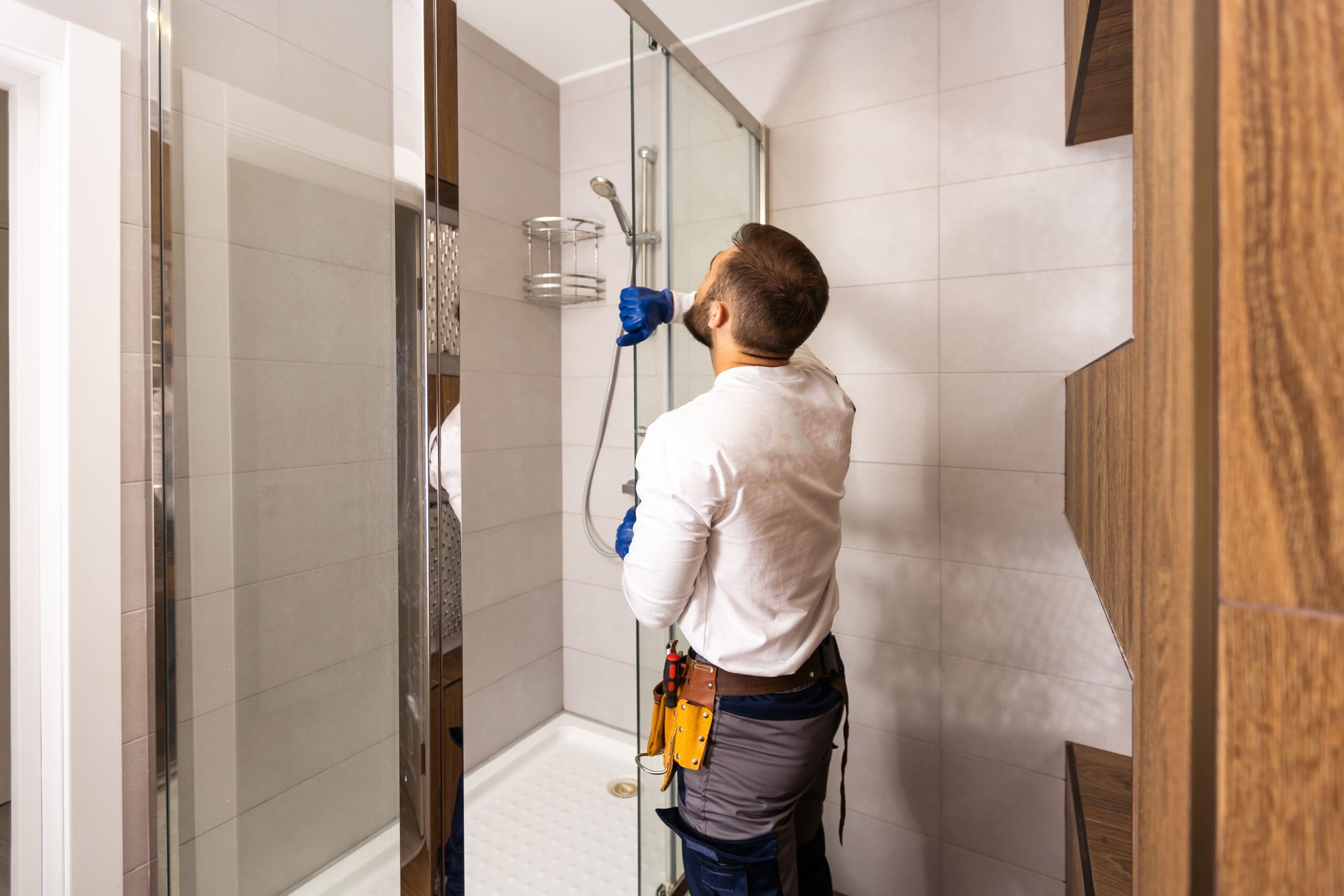 Artisans en rénovation d'une salle de bains