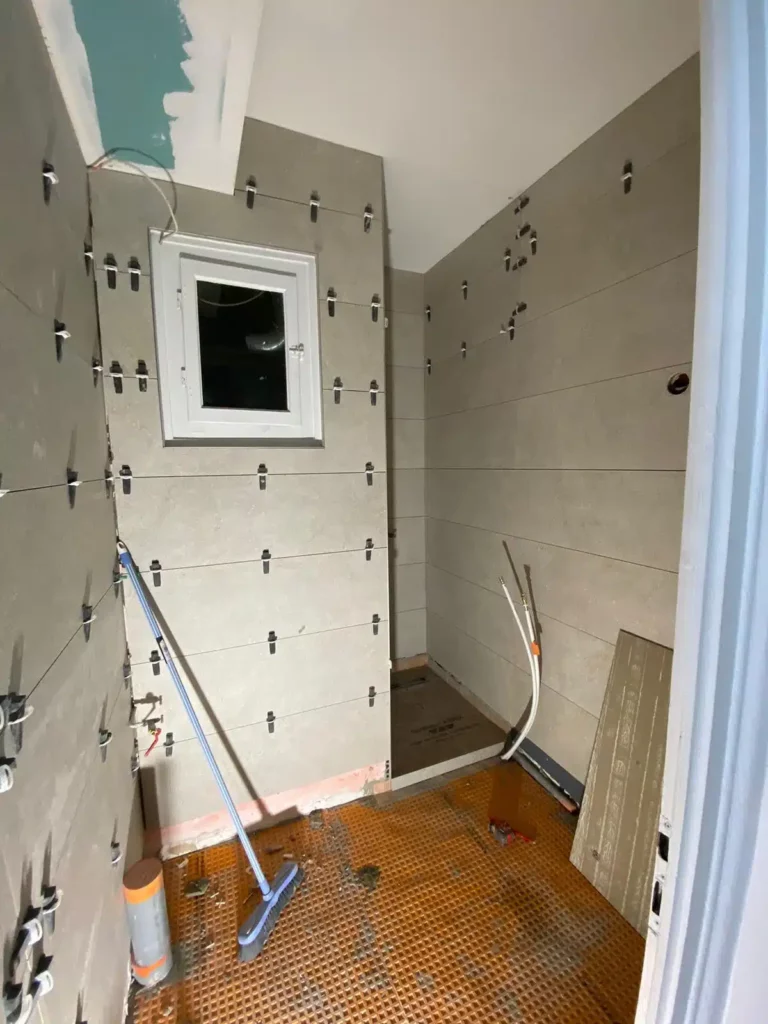 chantier-renovation-salle-de-bains-annemasse-carrelage-en-cours