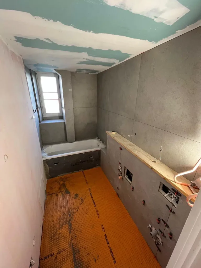 Travaux de rénovation de salle de bains à Annemasse avec préparation des murs et sol.