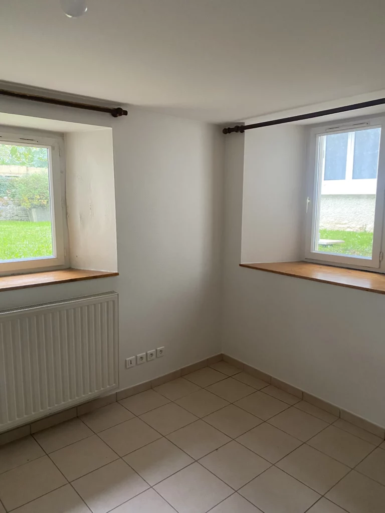 Chambre avec sol carrelé et radiateur blanc, projet de rénovation carrelage à Bons-en-Chablais.