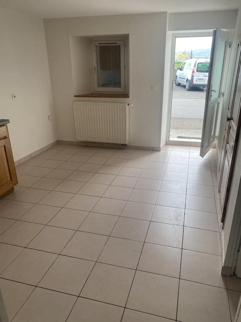 Sol en carrelage beige uniforme dans une entrée de maison à Bons-en-Chablais.