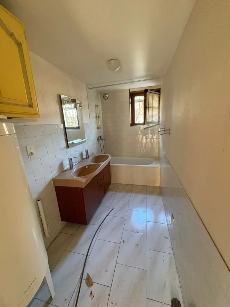 Ancienne salle de bain avant la démolition complète d'une grande maison à Annemasse.