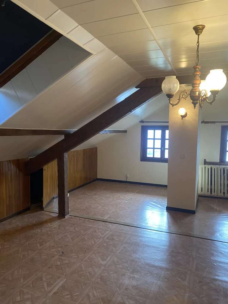 Vue de la structure bois avant la démolition des finitions intérieures à Annemasse.