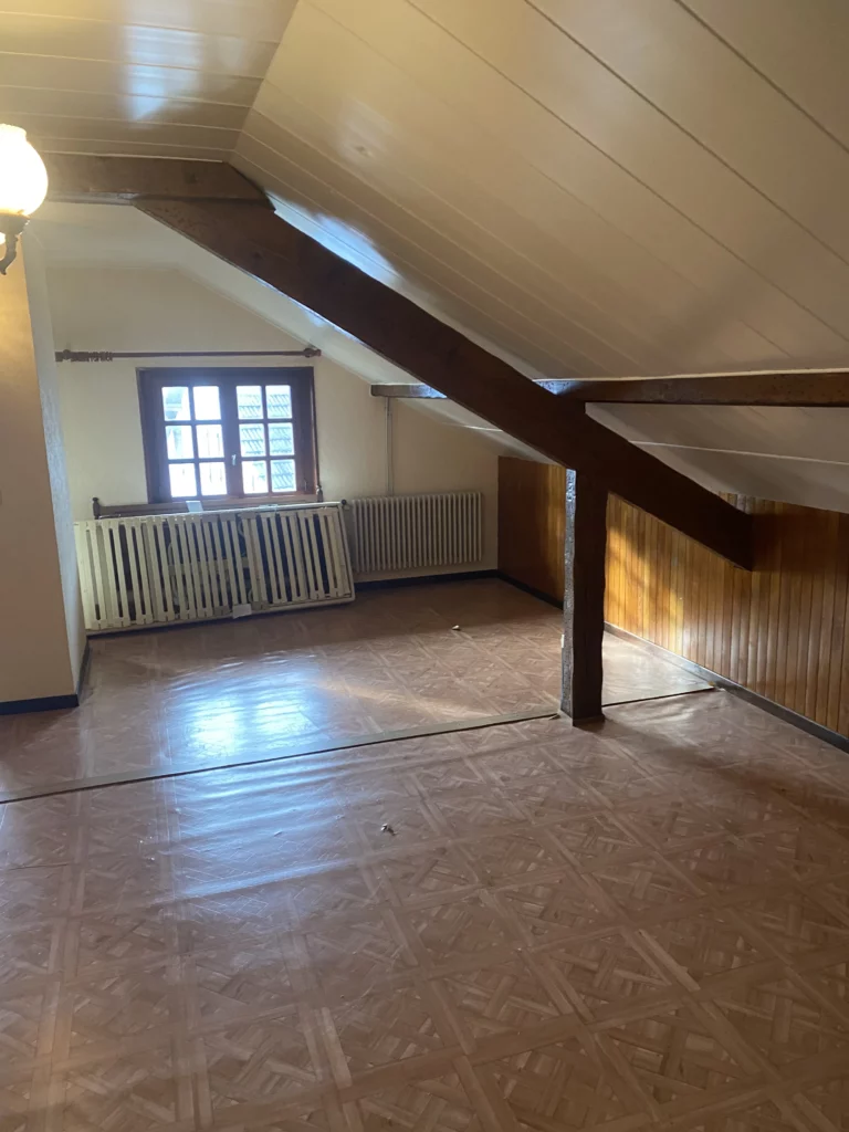 Espace sous les combles d'une grande maison à Annemasse avant ou pendant la démolition des cloisons bois.