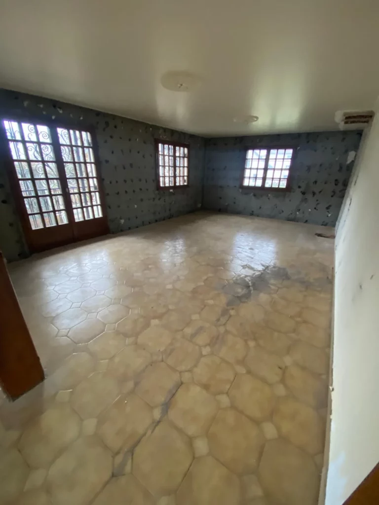 Grand séjour après démolition des doublages muraux dans une maison à Annemasse.