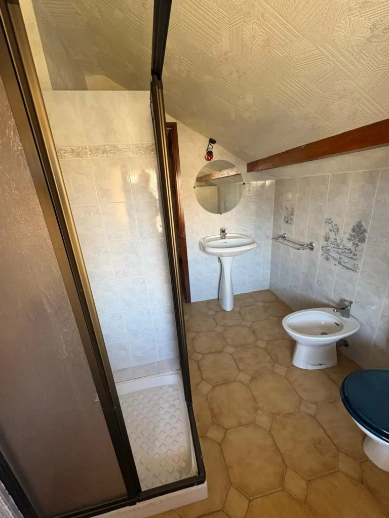 Ancienne salle de bain sous combles destinée à la démolition dans une grande maison à Annemasse.