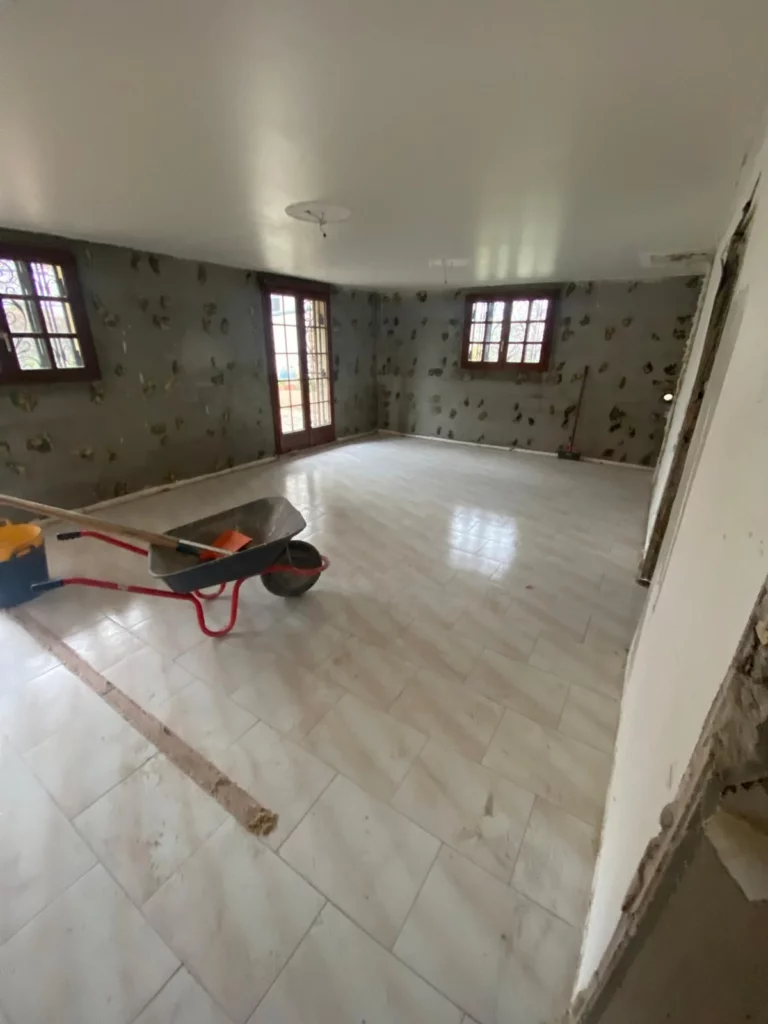 Brouette de chantier pour l'évacuation lors de la démolition d'une grande maison à Annemasse.