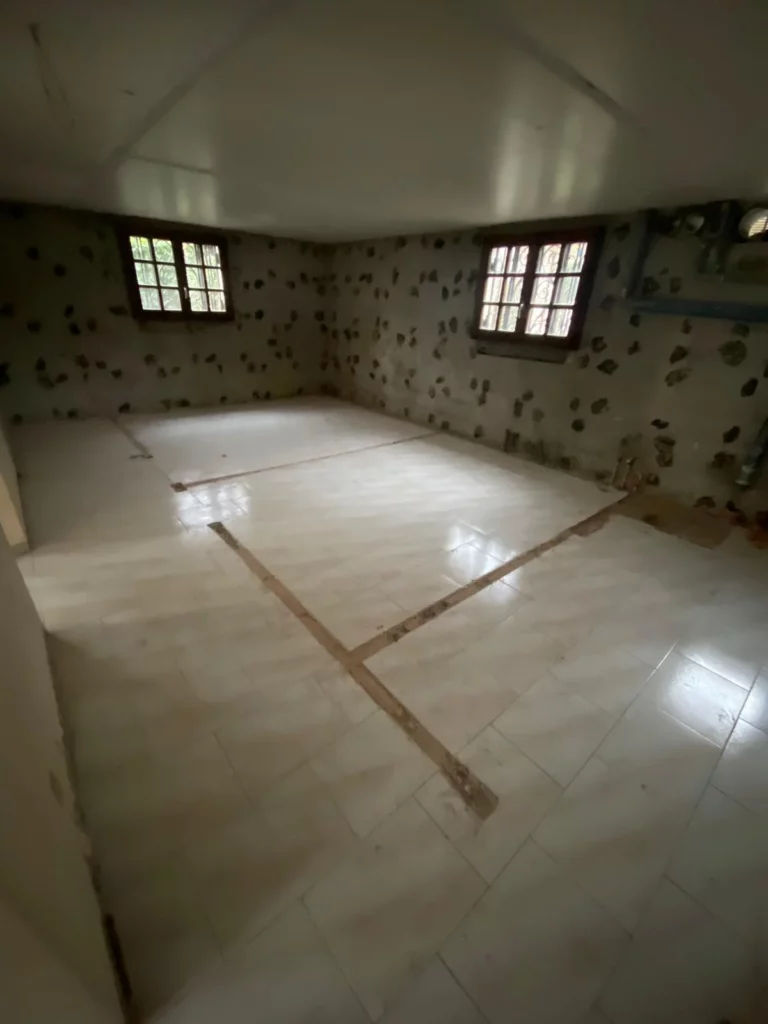 Sol d'une grande maison à Annemasse nettoyé après la démolition des murs intérieurs.