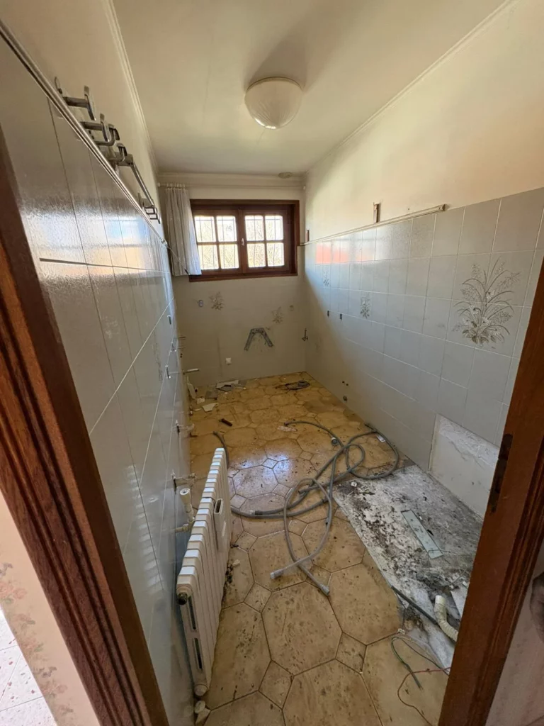 Salle de bain vide après la démolition des éléments intérieurs d'une maison à Annemasse.