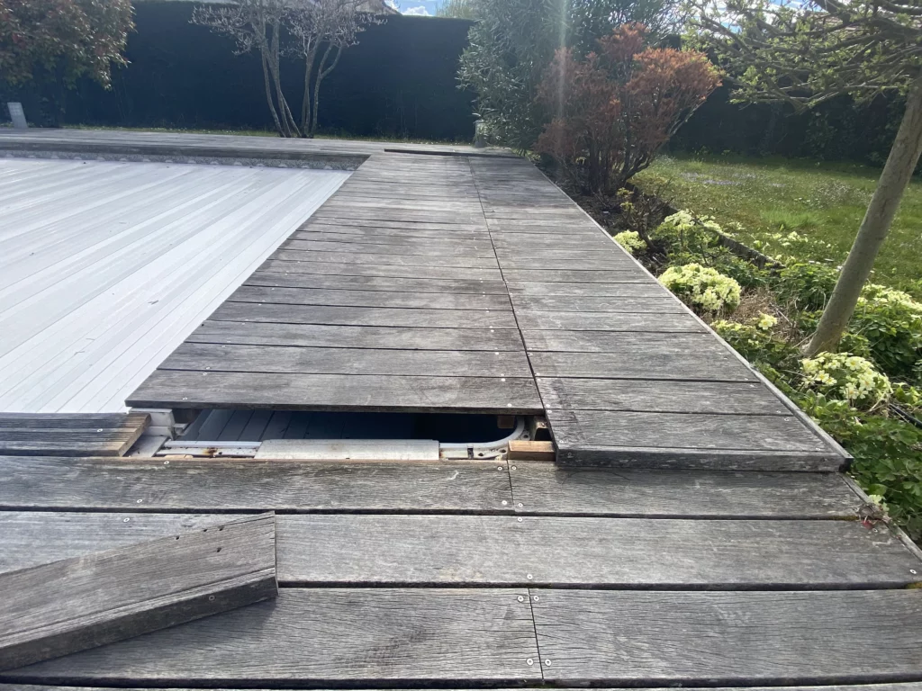 Détail du bois endommagé avant la rénovation du carrelage autour d'une piscine à Veigy.