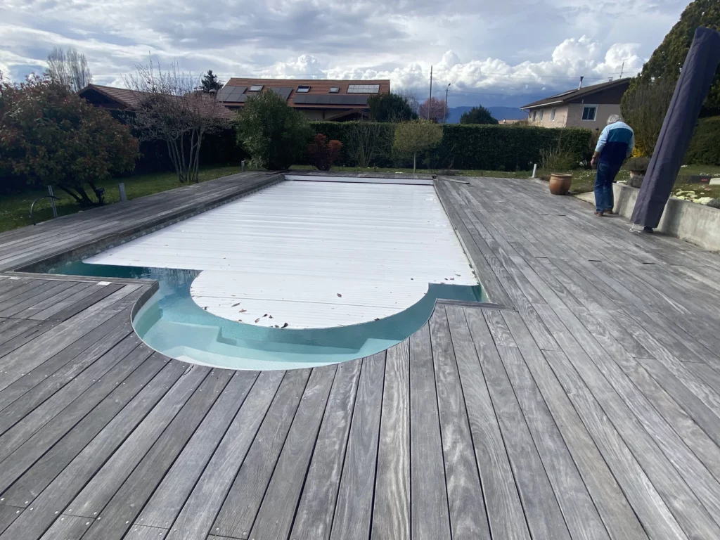 Inspection de la vieille terrasse bois pour la rénovation du carrelage autour d'une piscine à Veigy.