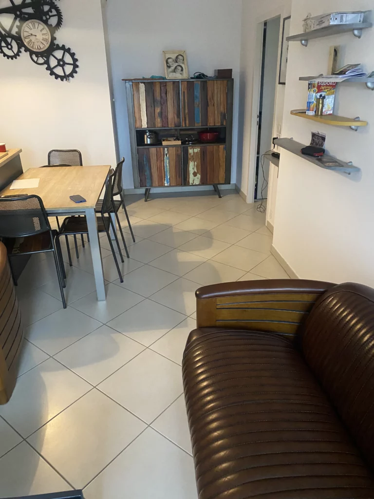 Ancien carrelage clair posé en diagonale avant la rénovation du sol à Bons en Chablais.