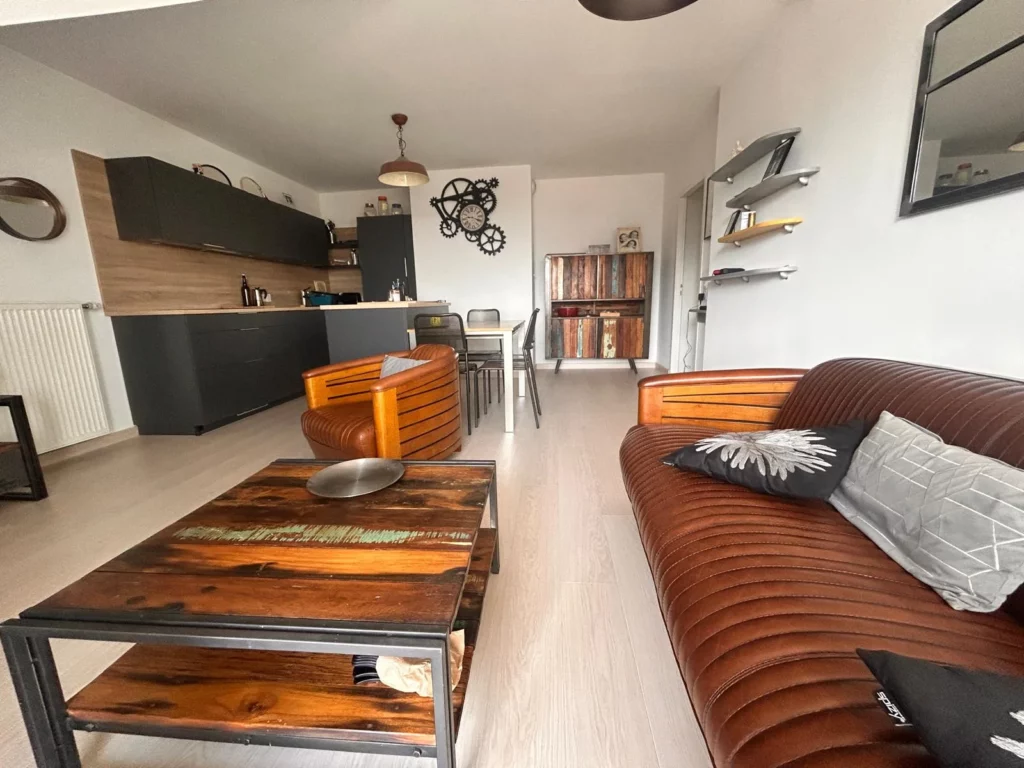 Magnifique résultat de la rénovation du sol à Bons en Chablais avec un revêtement effet bois.