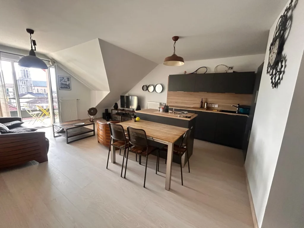 Espace ouvert et lumineux après la rénovation du sol à Bons en Chablais.