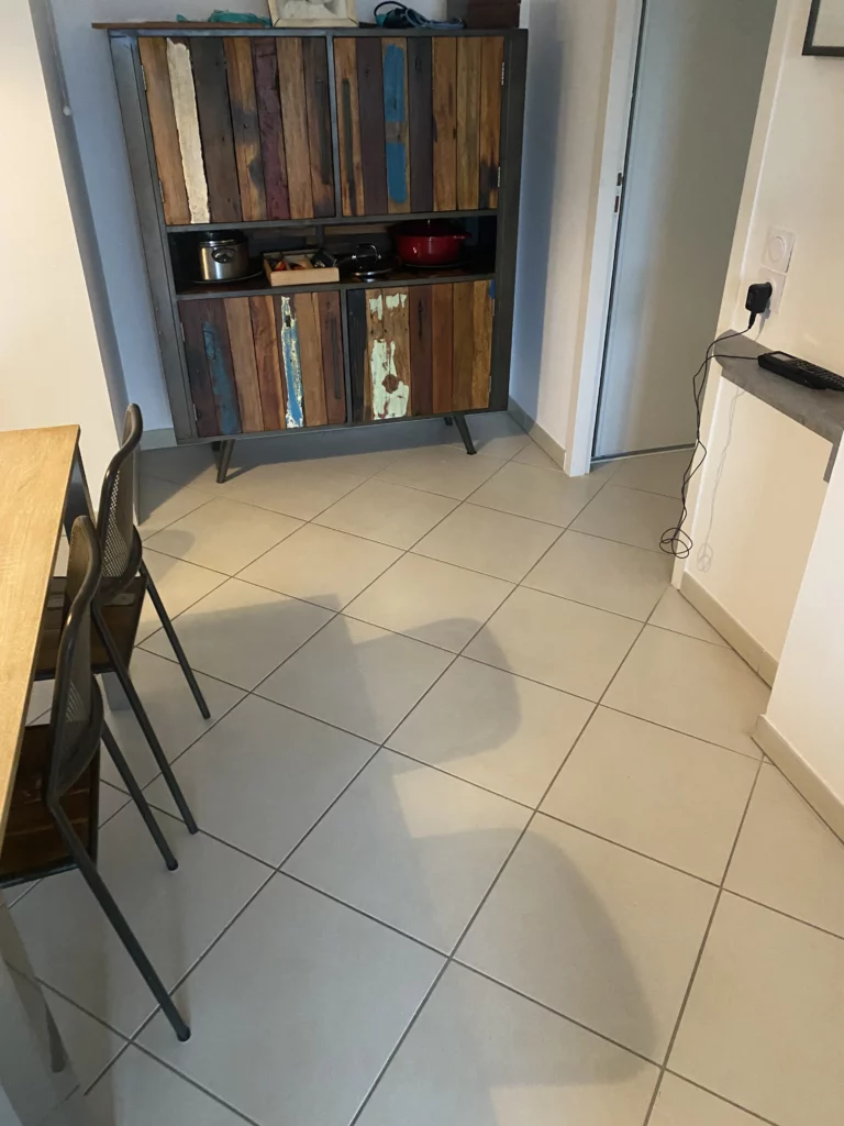 Carrelage vieillissant justifiant le besoin d'une rénovation du sol à Bons en Chablais.