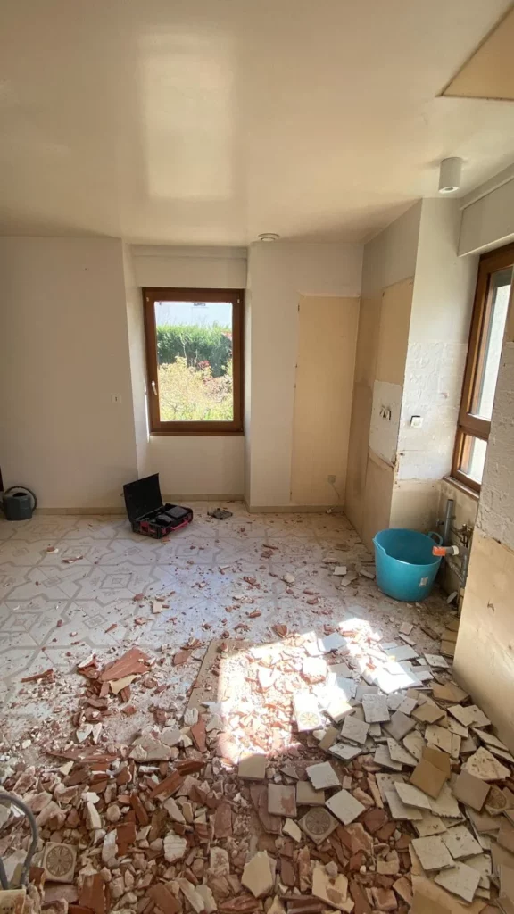 Destruction du carrelage lors de la démolition d'un rez de chaussé à Gaillard.