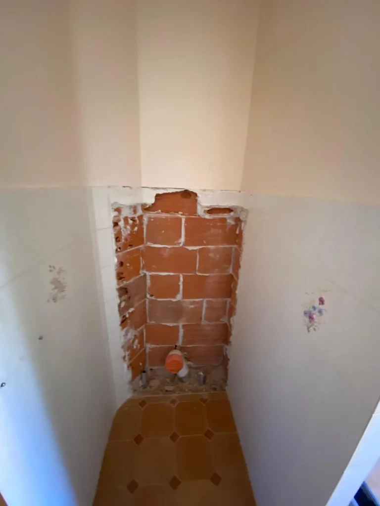 Conduit évacuation exposé, démolition d'un rez de chaussé à Gaillard.