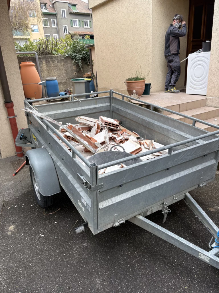 Remorque pleine pour évacuer la démolition d'un rez de chaussé à Gaillard.