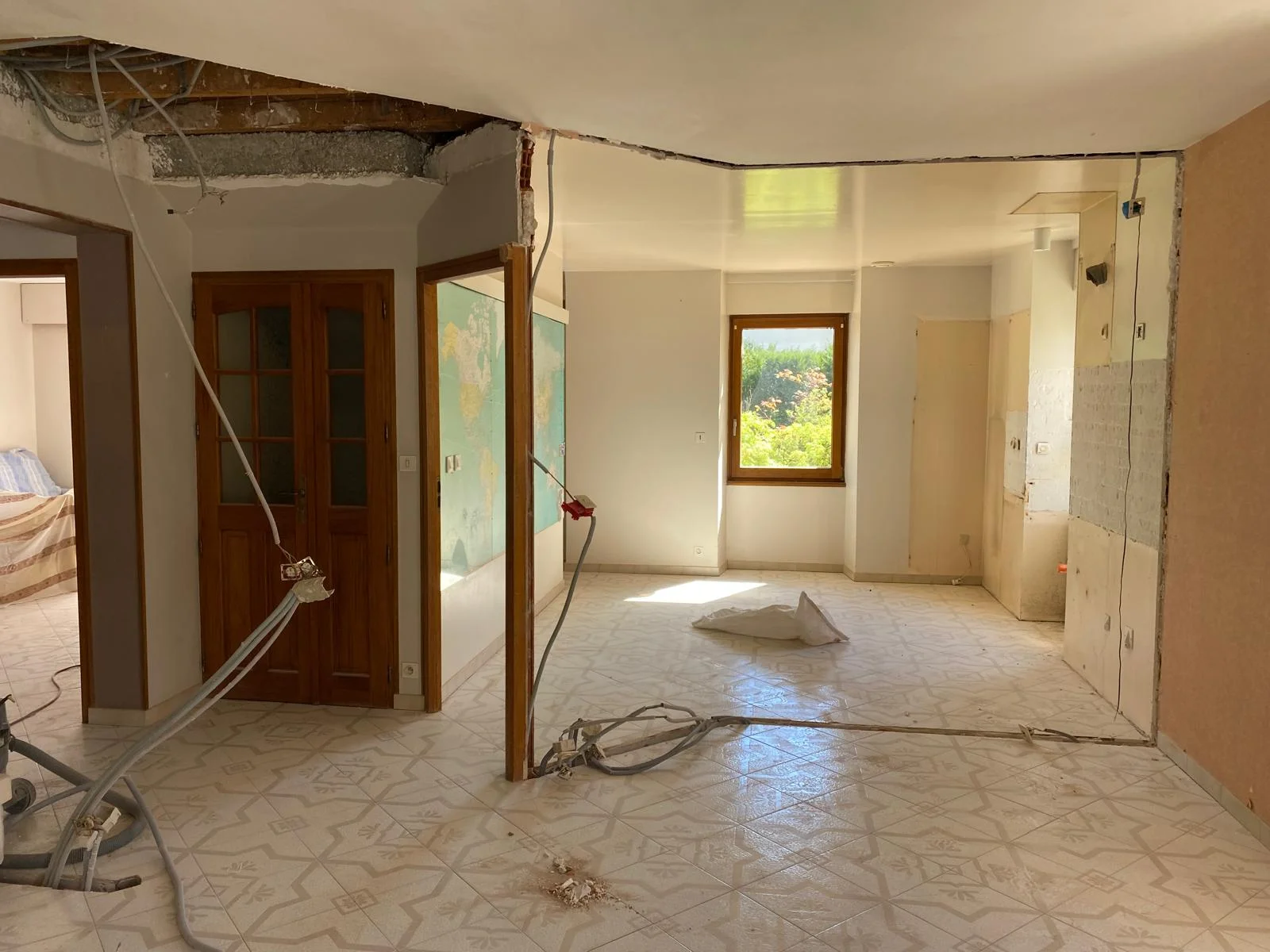 Ouverture des cloisons lors de la démolition d'un rez de chaussé à Gaillard.