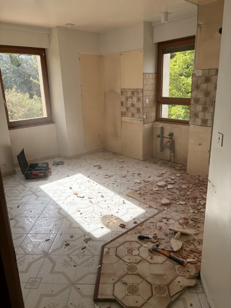 Outils et sol cassé, chantier de démolition d'un rez de chaussé à Gaillard.