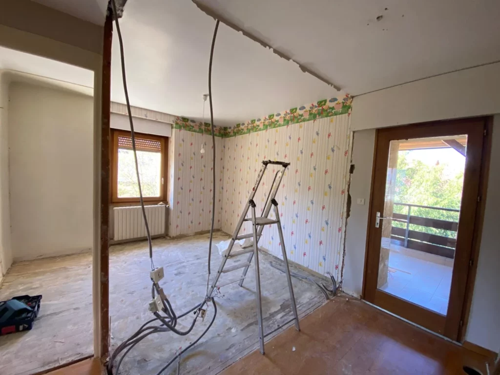 Chambre en travaux pendant la démolition d'un rez de chaussé à Gaillard.