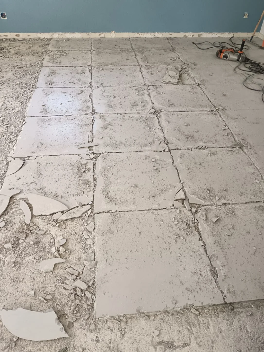 Démolition du carrelage à Excenevex : chape brute mise à nu après dépose des carreaux dans une chambre