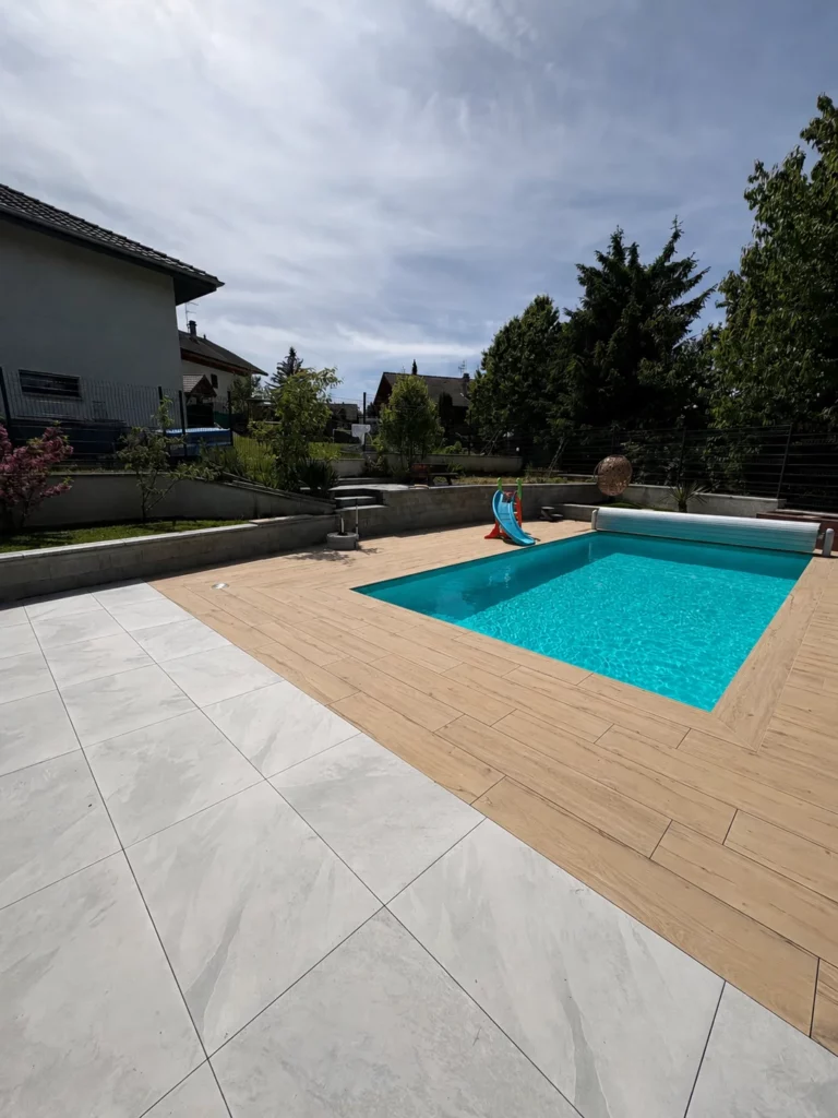 Pose de carrelage sur terrasse neuve à Bons-en-Chablais avec tour de piscine en carrelage imitation bois