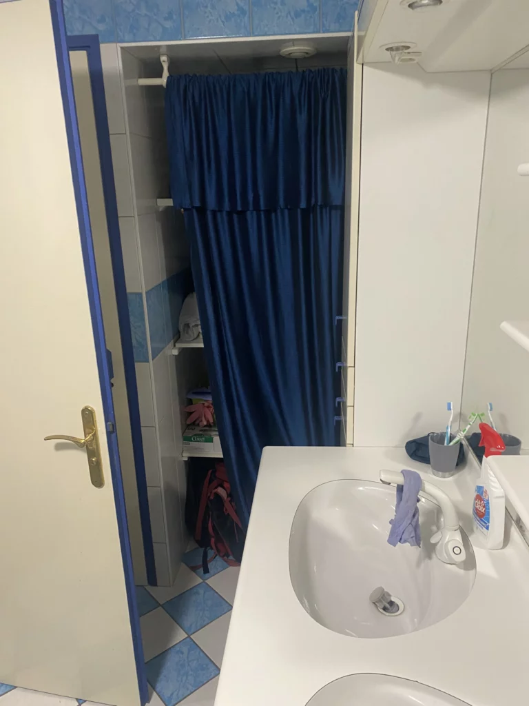 renovation-salle-de-bain-allinges-avant-travaux-lavabo-rideau-douche