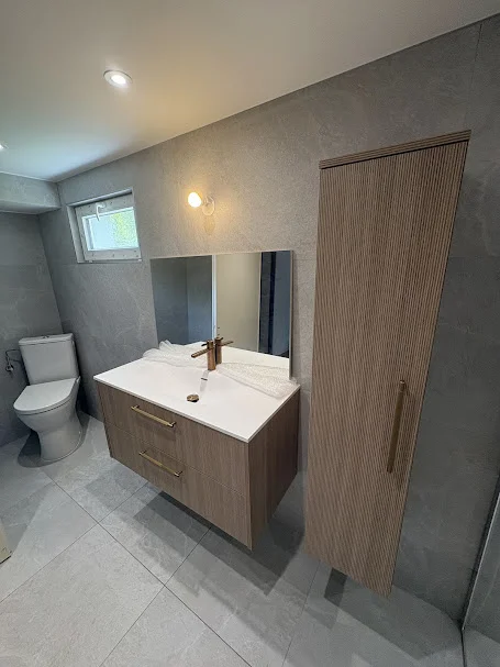 Rénovation salle de bain Allinges, meuble vasque bois et colonne de rangement cannelée