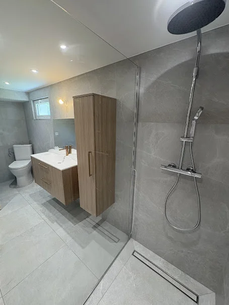 Rénovation salle de bain Allinges avec douche italienne et robinetterie chromée