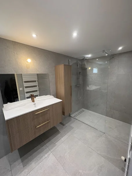 Rénovation salle de bain Allinges avec douche italienne ouverte et meuble bois