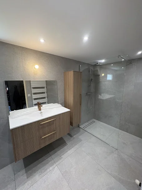 Rénovation salle de bain Allinges, meuble vasque en bois et douche italienne vitrée