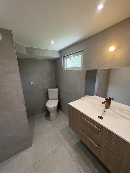 Rénovation salle de bain Allinges avec WC, meuble vasque bois et carrelage gris
