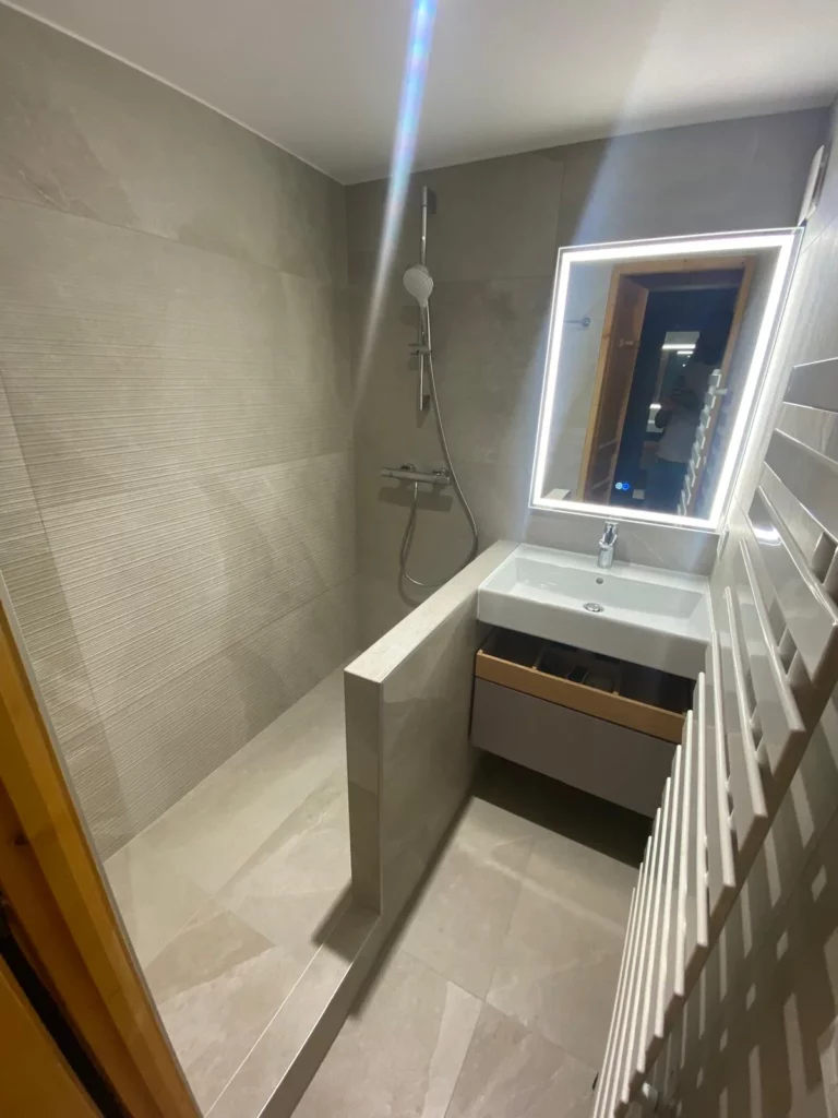 Rénovation salle de bain à Châtel avec douche italienne, miroir LED et meuble vasque
