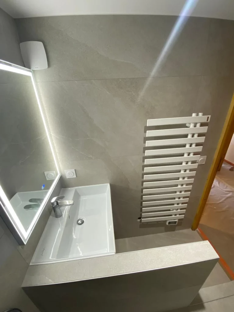 Rénovation salle de bain à Châtel avec plan vasque, miroir LED et sèche-serviettes