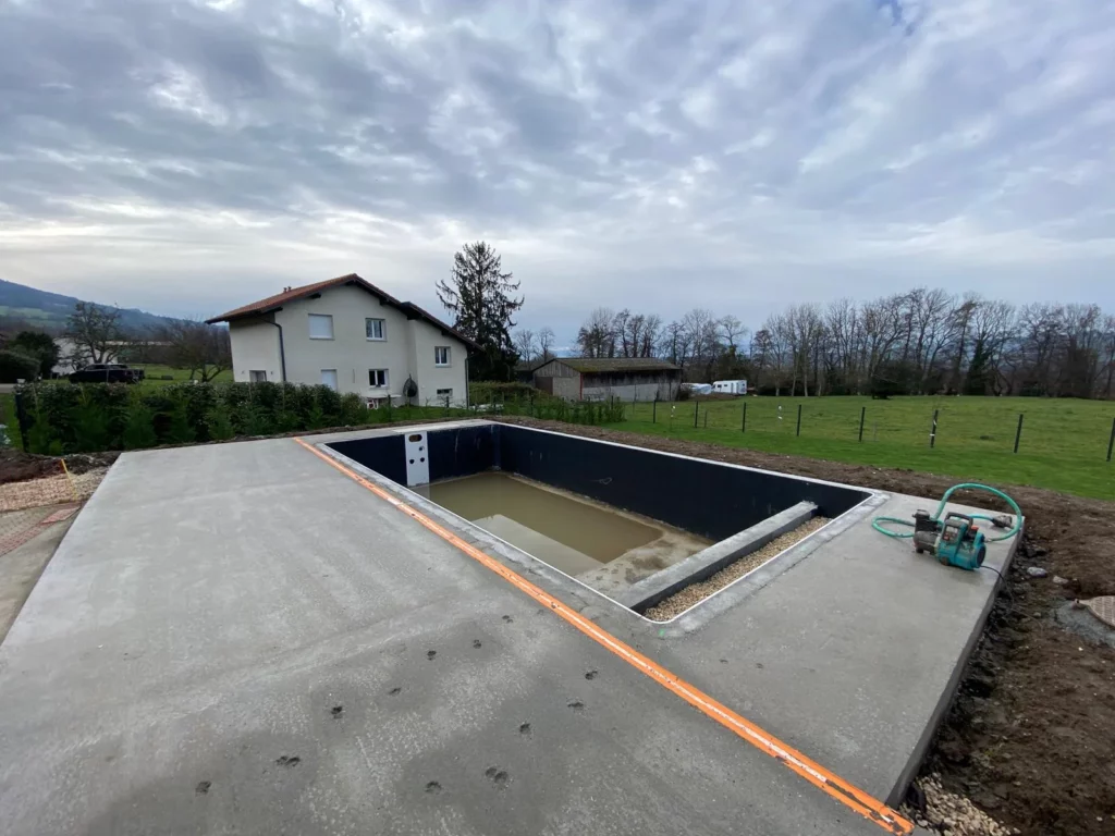 Vue générale du chantier avant la création d'une terrasse en carrelage à Brenthonne