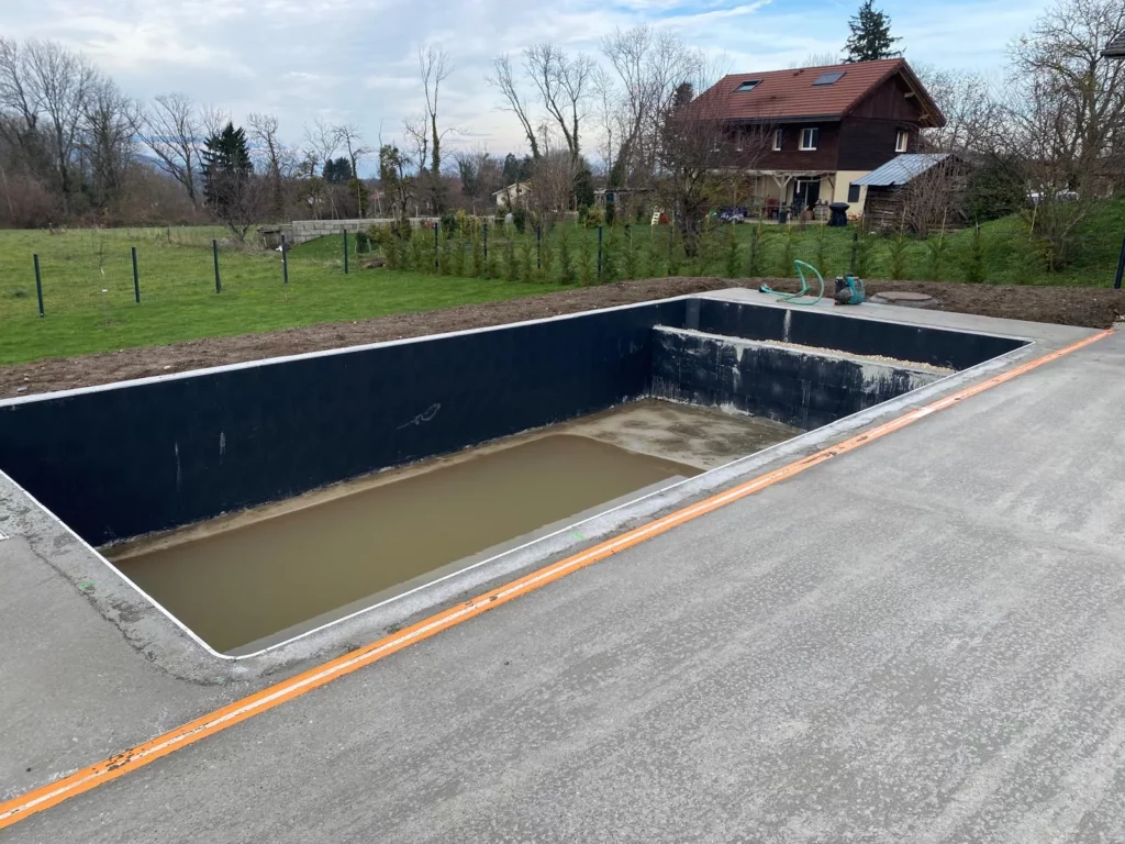Chantier de création d'une terrasse en carrelage à Brenthonne avec piscine en cours de construction