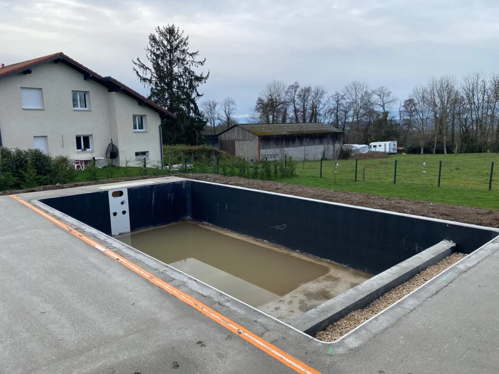 Dalle béton préparée pour la création d'une terrasse en carrelage à Brenthonne autour de la piscine
