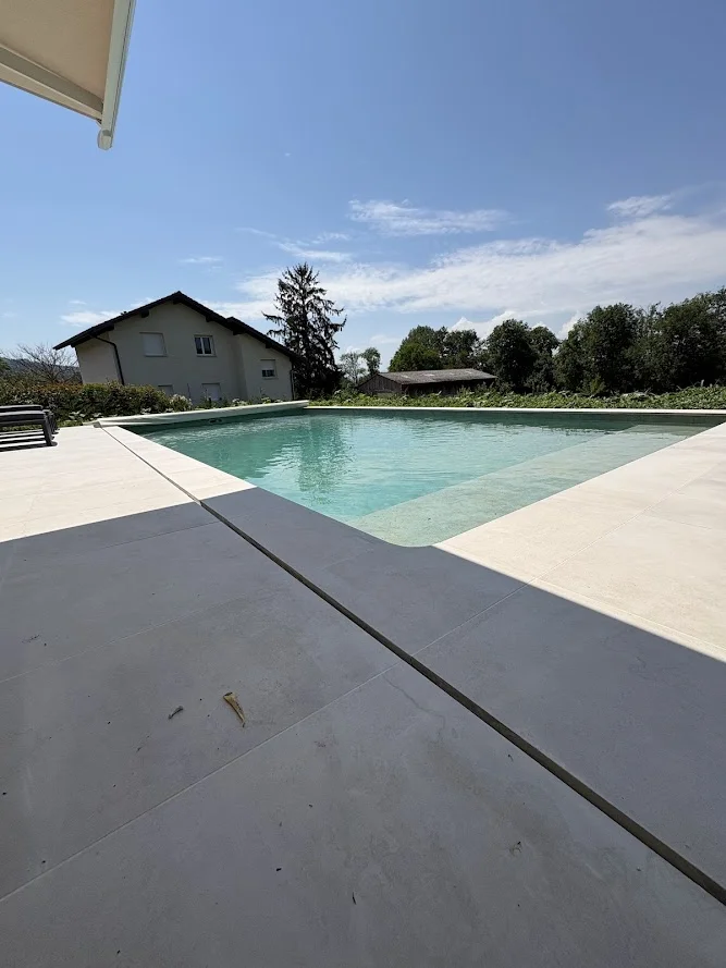 Détail du joint de dilatation sur la terrasse en carrelage à Brenthonne près de la piscine