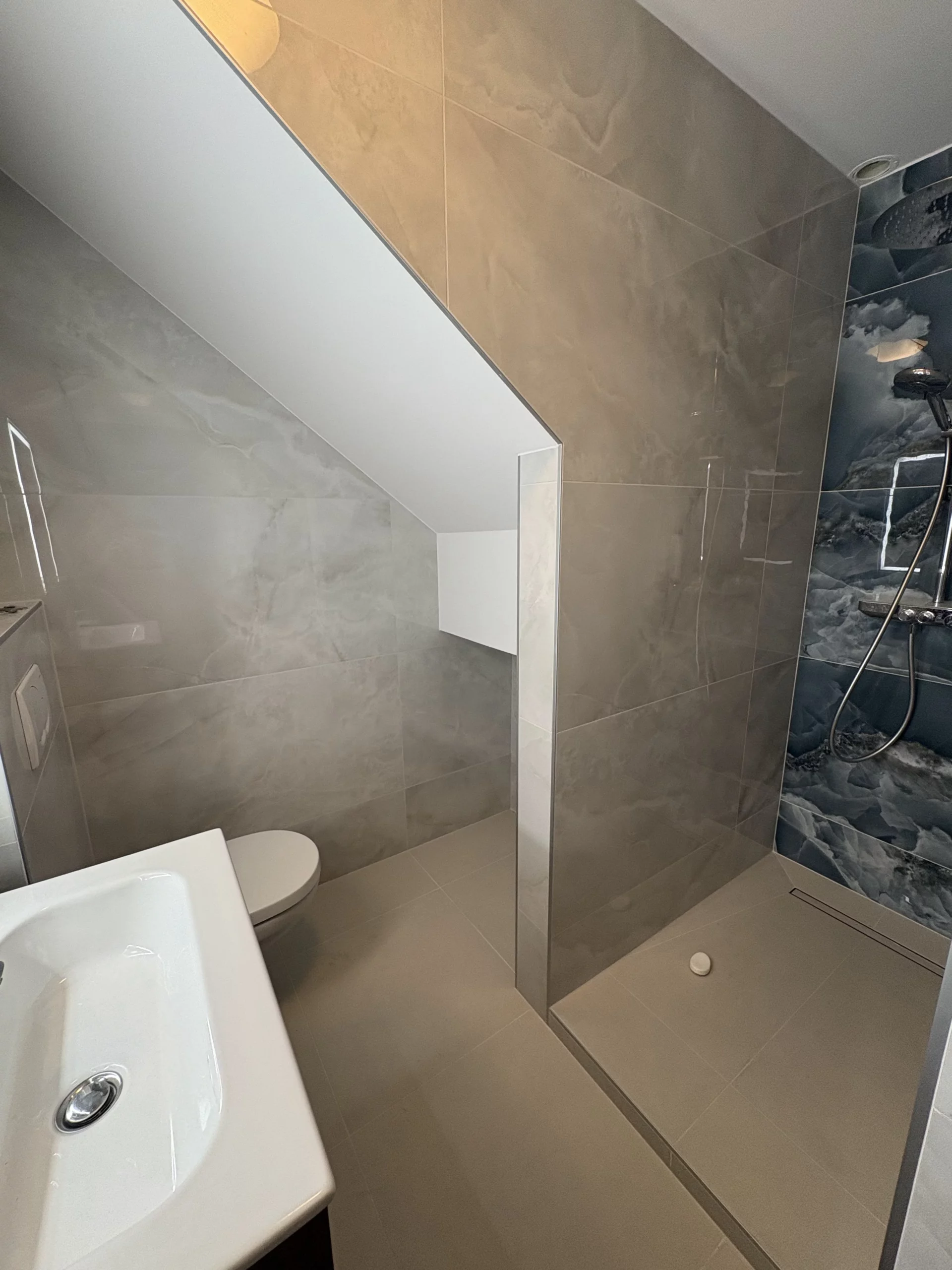 Salle de bain rénovée sous combles avec douche italienne, maison à Évian