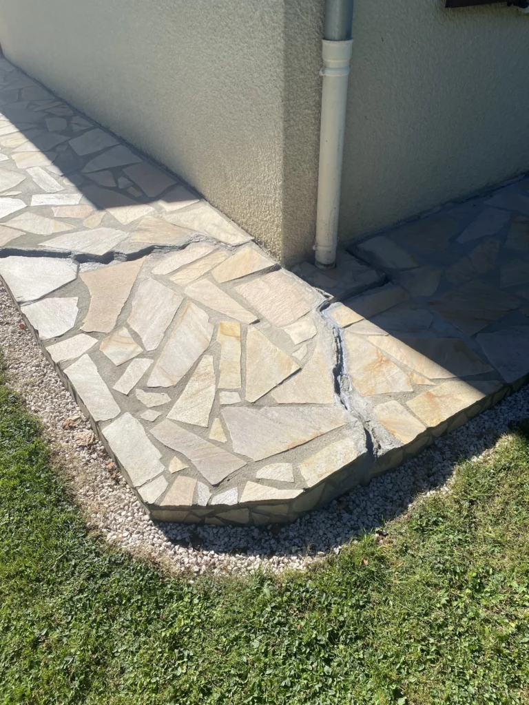 Dallage en pierre naturelle beige avant rénovation d'une terrasse en carrelage à Bons-en-Chablais