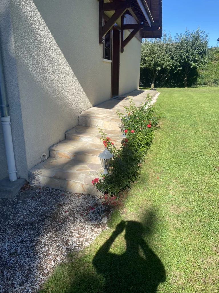 Escalier en pierre naturelle et rosiers avant rénovation de la terrasse en carrelage à Bons-en-Chablais